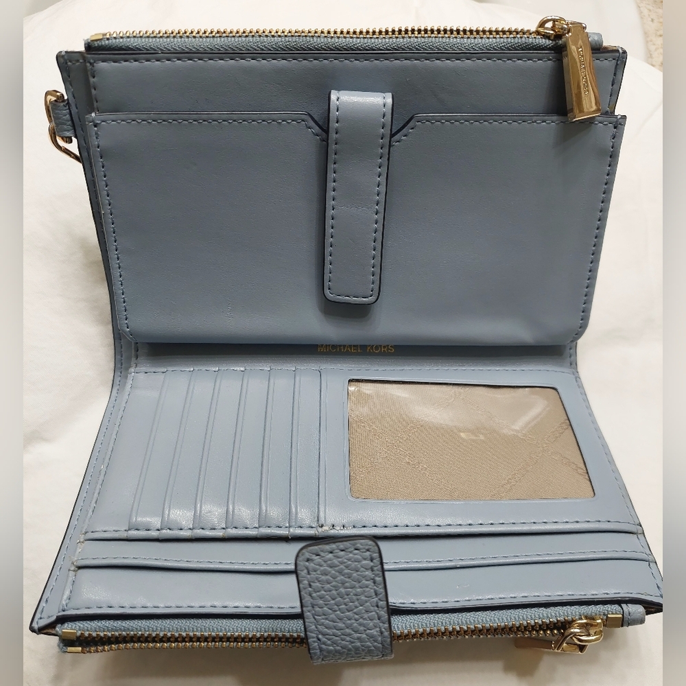 Michael Kors Wristlet. - Picture 10 of 12